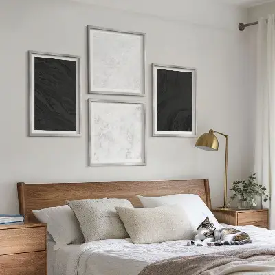 Tavelvägg ovanför soffa mörka och ljusa glamorösa klot