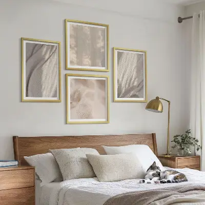 Tavelvägg med naturliga boho-tyger närbild ovanför soffa