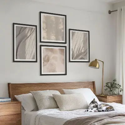 Tavelvägg med naturliga boho-tyger närbild ovanför soffa