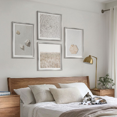 Tavelvägg ovanför soffa Ljusa boho sandtexturer