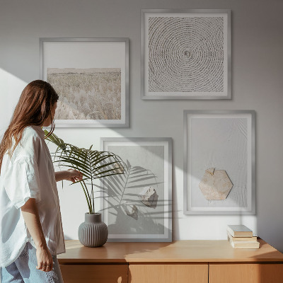 Tavelvägg ovanför soffa Ljusa boho sandtexturer