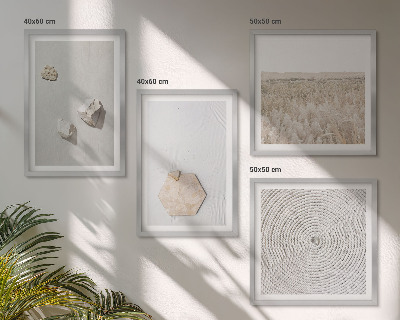 Tavelvägg ovanför soffa Ljusa boho sandtexturer