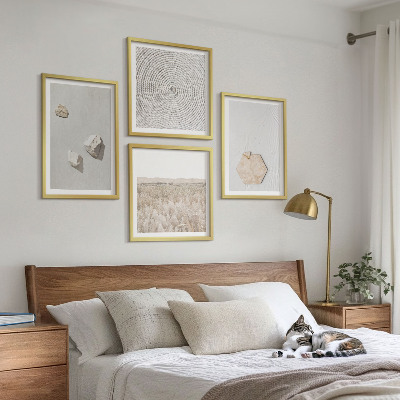 Tavelvägg ovanför soffa Ljusa boho sandtexturer