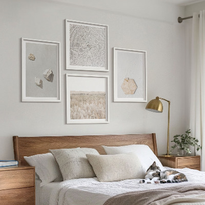 Tavelvägg ovanför soffa Ljusa boho sandtexturer