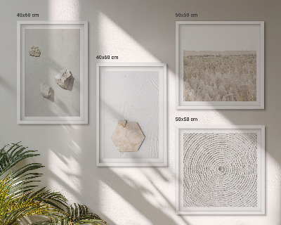 Tavelvägg ovanför soffa Ljusa boho sandtexturer