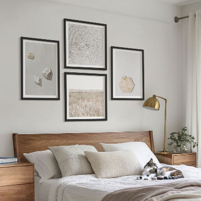 Tavelvägg ovanför soffa Ljusa boho sandtexturer