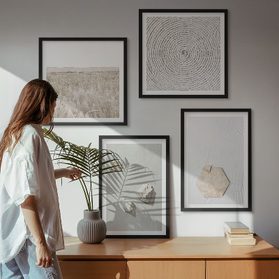 Tavelvägg ovanför soffa Ljusa boho sandtexturer