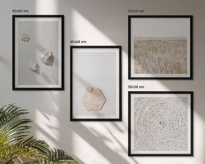 Tavelvägg ovanför soffa Ljusa boho sandtexturer