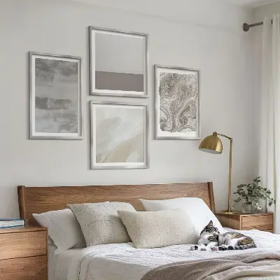 Tavelvägg med 4 tavlor i industriell design
