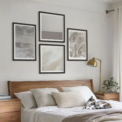 Tavelvägg med 4 tavlor i industriell design
