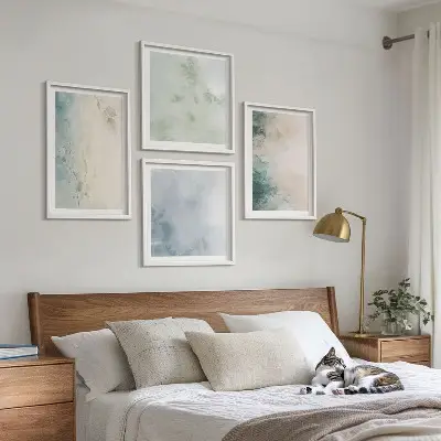 Tavelvägg ovanför soffa motiv i canvastryck med akvarelltema