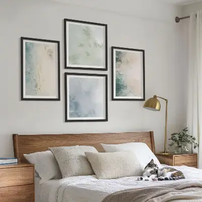 Tavelvägg ovanför soffa motiv i canvastryck med akvarelltema