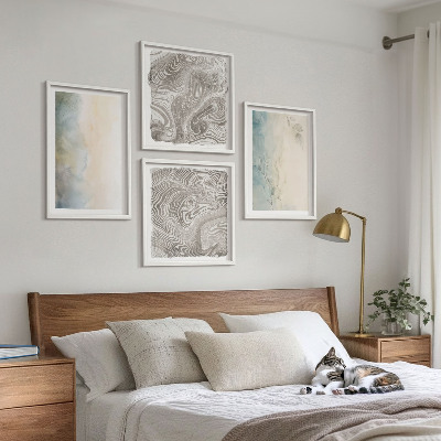Tavelvägg ovanför soffa Fina akvarellkartonger