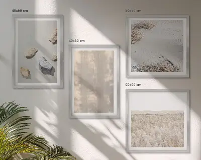 Tavelvägg ovanför soffa i stil med boho och naturliga texturer