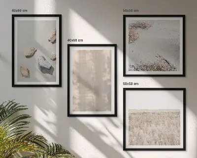 Tavelvägg ovanför soffa i stil med boho och naturliga texturer