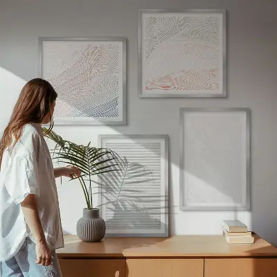 Tavelvägg ovanför soffa ljusa strukturer med sandmönster