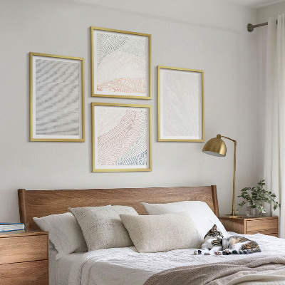 Tavelvägg ovanför soffa Ljusa strukturer, sandmönster