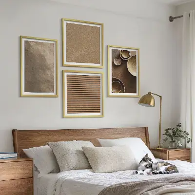 Tavelvägg med 4 tavlor med motiv av moderna stenstrukturer