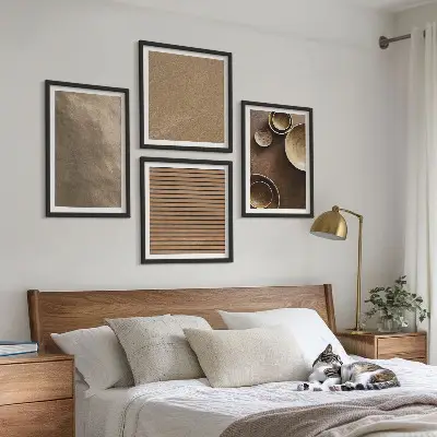 Tavelvägg med 4 tavlor med motiv av moderna stenstrukturer