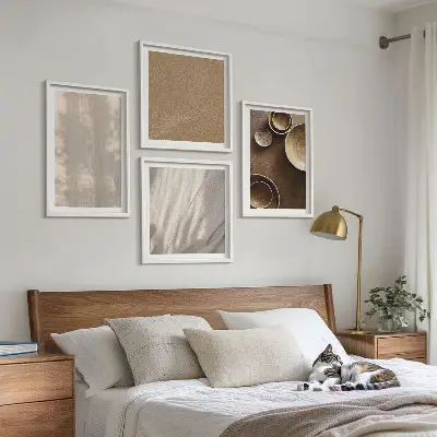 Tavelvägg ovanför soffa med minimalistiska strukturer och texturer