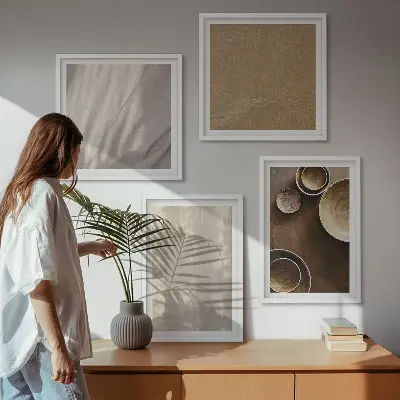 Tavelvägg ovanför soffa med minimalistiska strukturer och texturer