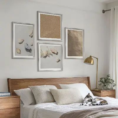 Tavelvägg med 4 tavlor med motiv av naturliga strandstenar
