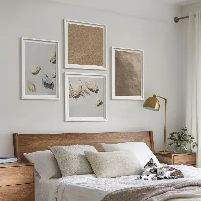 Tavelvägg med 4 tavlor med motiv av naturliga strandstenar