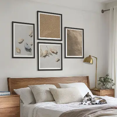 Tavelvägg med 4 tavlor med motiv av naturliga strandstenar