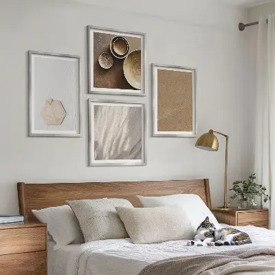 Tavelvägg ovanför soffa i minimalistisk stil med varma texturer
