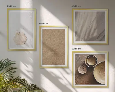Tavelvägg ovanför soffa i minimalistisk stil med varma texturer