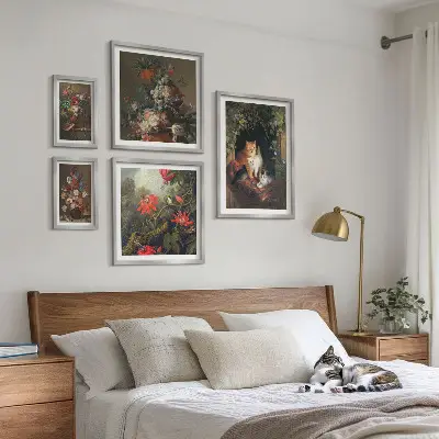 Blommiga katter i vintagestil set om 5 tavlor