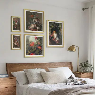Blommiga katter i vintagestil set om 5 tavlor