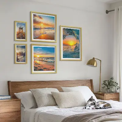 Tavelvägg med 5 motiv havssolnedgångar och stadsbroar