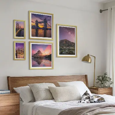 Tavelvägg med 5 tavlor med motiv av berg och städer på natten