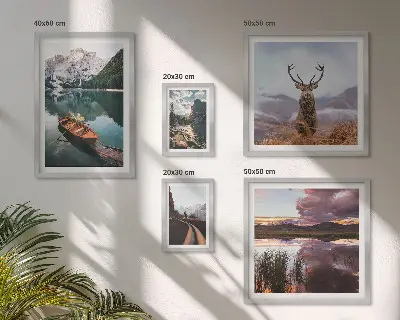 Tavelset väggdekoration med motiv av berg sjöar och natur