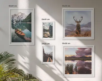 Tavelset väggdekoration med motiv av berg sjöar och natur