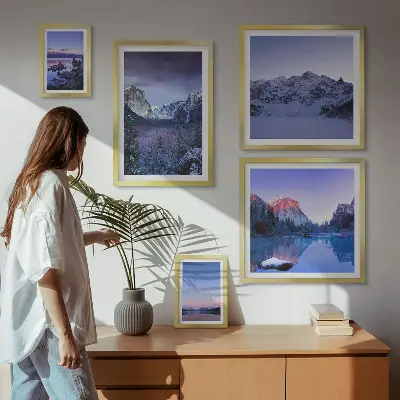 Tavelvägg med 5 tavlor med motiv av bergsjöar och skogslandskap