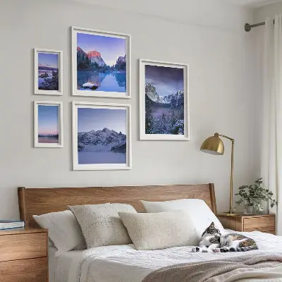 Tavelvägg med 5 tavlor med motiv av bergsjöar och skogslandskap