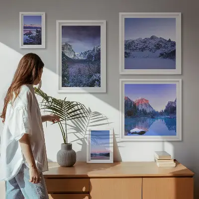 Tavelvägg med 5 tavlor med motiv av bergsjöar och skogslandskap