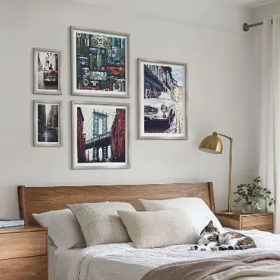 Set med 5 tavlor motiv av snygga bilar och gatuarkitektur