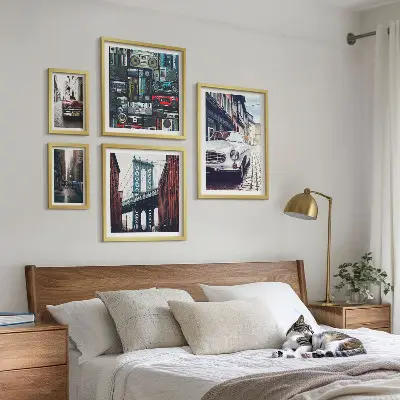 Set med 5 tavlor motiv av snygga bilar och gatuarkitektur