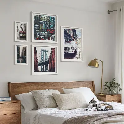 Set med 5 tavlor motiv av snygga bilar och gatuarkitektur