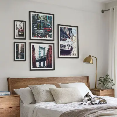 Set med 5 tavlor motiv av snygga bilar och gatuarkitektur
