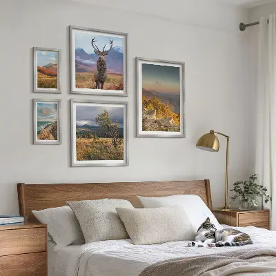 Tavelvägg med 5 tavlor med motiv av bergsdjurslandskap