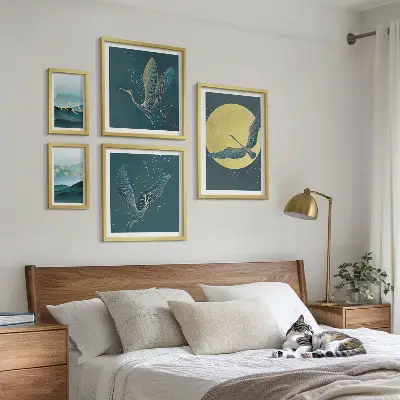 Tavelvägg med 5 tavlor med motiv av landskap med fåglar och natthimlen