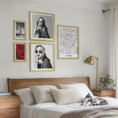 Tavelvägg med 5 tavlor med snygga accenter från Paris mode