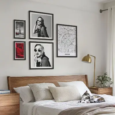Tavelvägg med 5 tavlor med snygga accenter från Paris mode