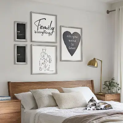 Väggdekoration i tavelset med motiv av familjevärderingar, kärlek och närhet