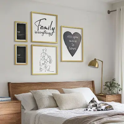 Väggdekoration i tavelset med motiv av familjevärderingar, kärlek och närhet