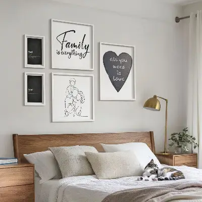 Väggdekoration i tavelset med motiv av familjevärderingar, kärlek och närhet